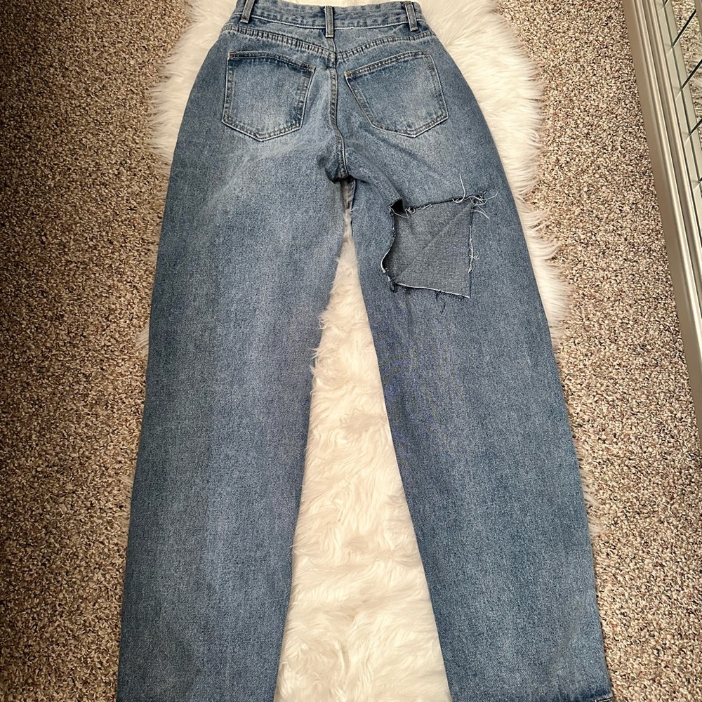 PrettyLittleThing Baggy Boyfriend Rip Jeans - Picture 6 of 11